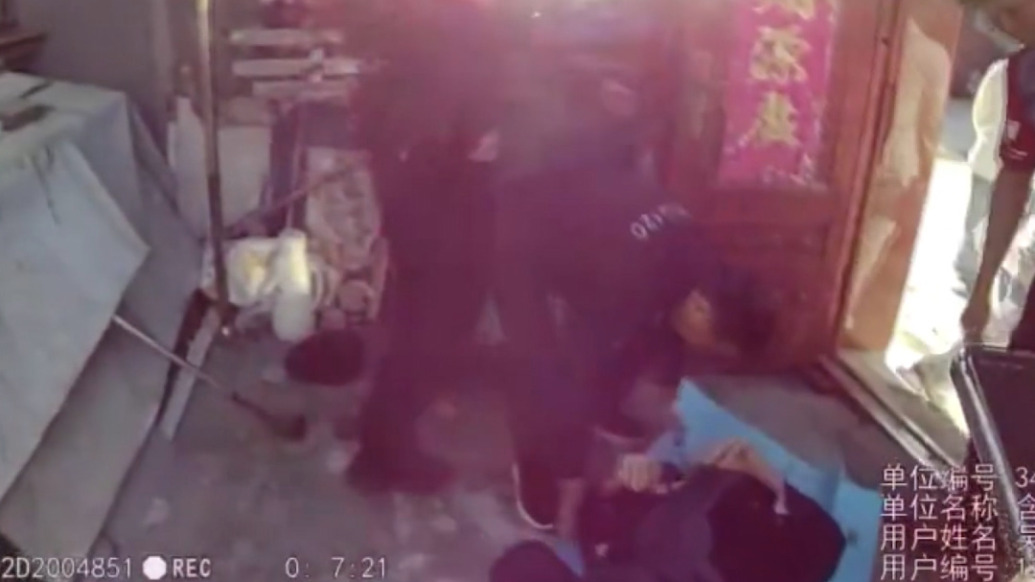 老人在家摔倒房门紧锁,辅警翻墙救助