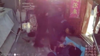 老人在家摔倒房门紧锁，辅警翻墙救助