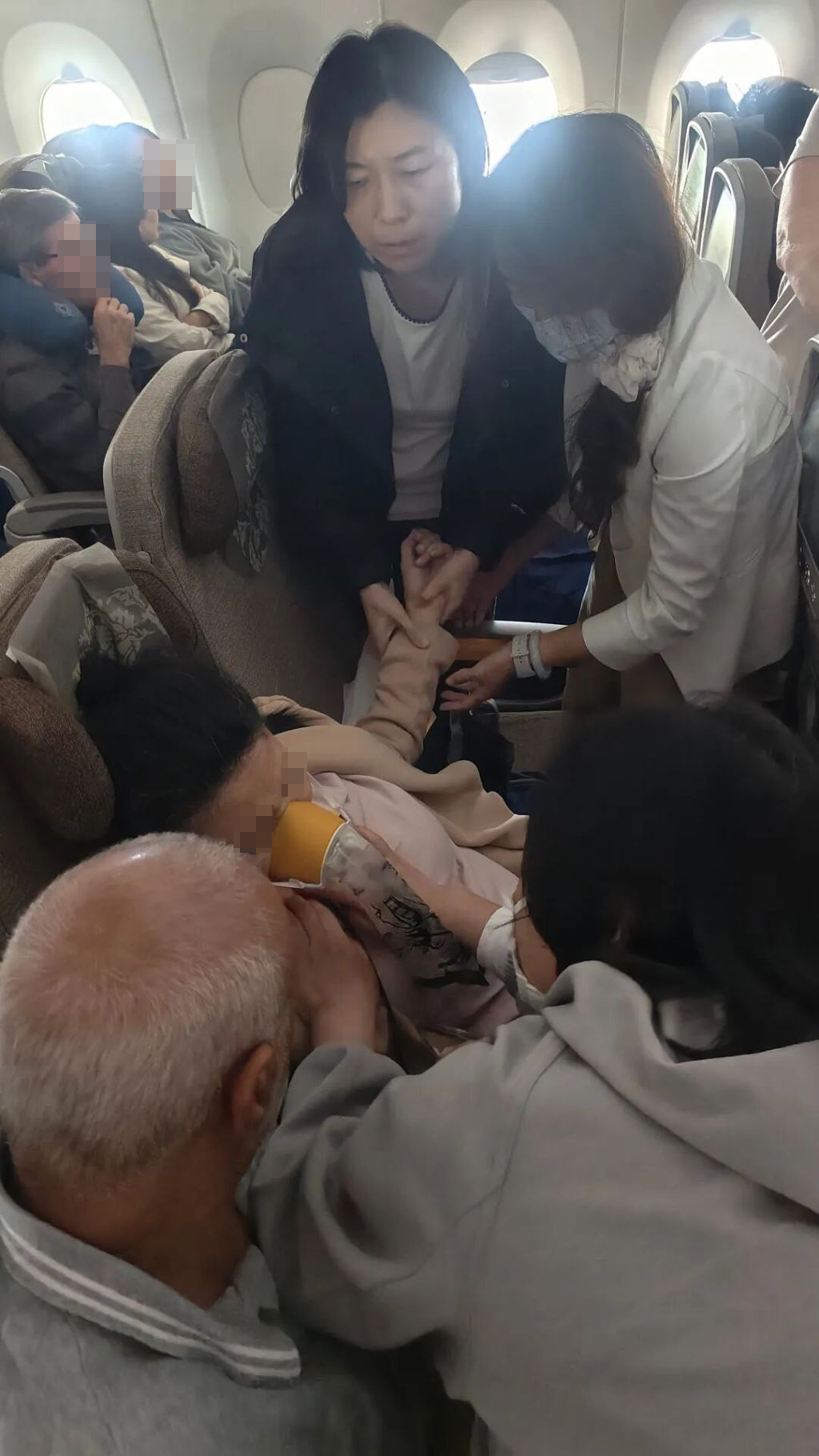万米高空乘客突发疾病,上海医生空地联动紧急施救
