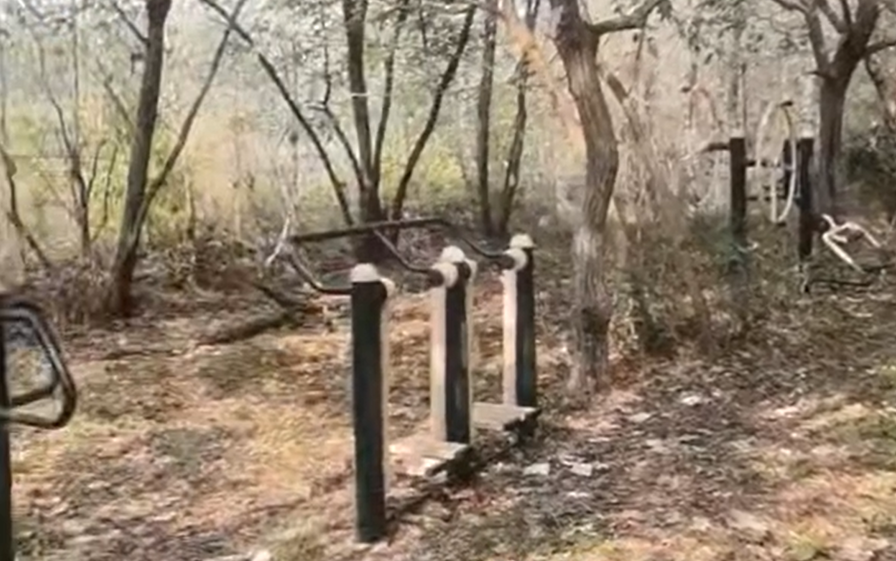 马上评｜荒郊野地安装健身器材，这不是摆设吗