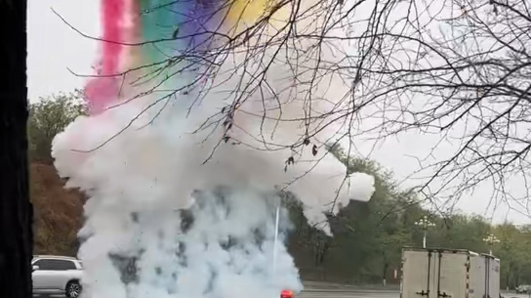 新人占用道路燃放烟花，辽宁凤城交警：正查找当事人，将依法依规处置