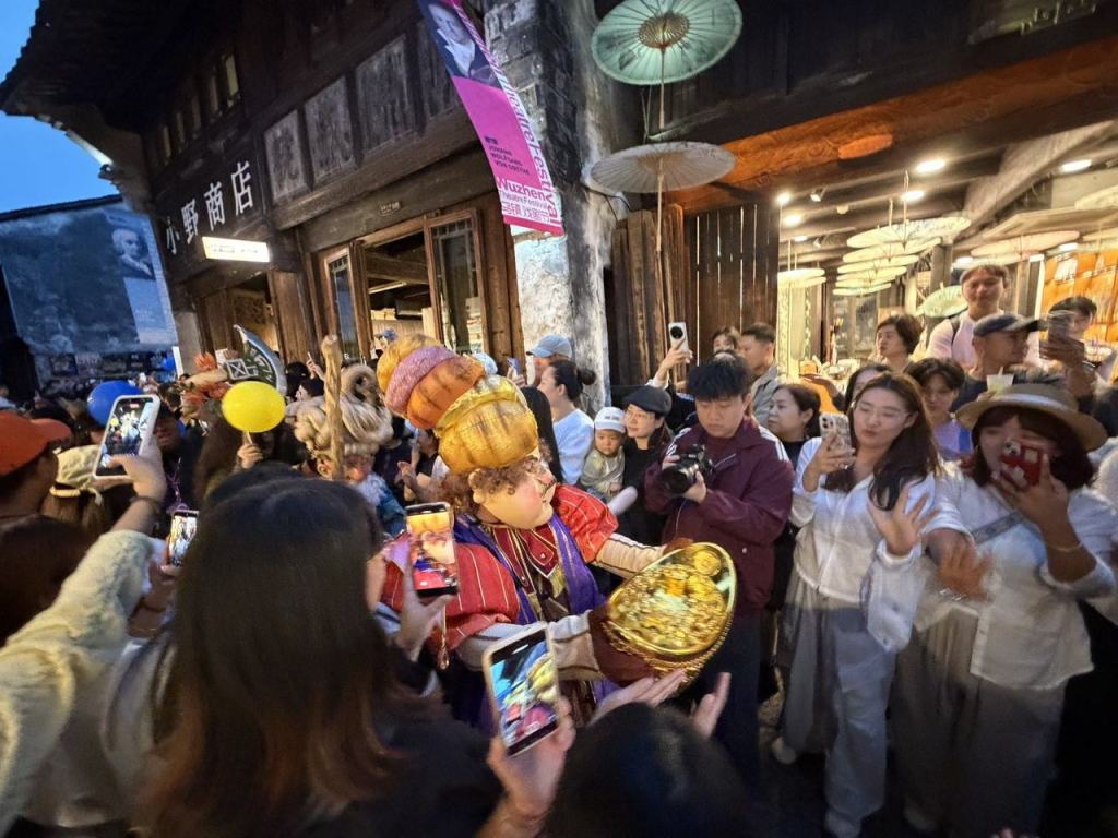 重阳银发族接棒、乌镇戏剧节与上海国际艺术节开幕，戏台走进街巷｜一周文旅扫描