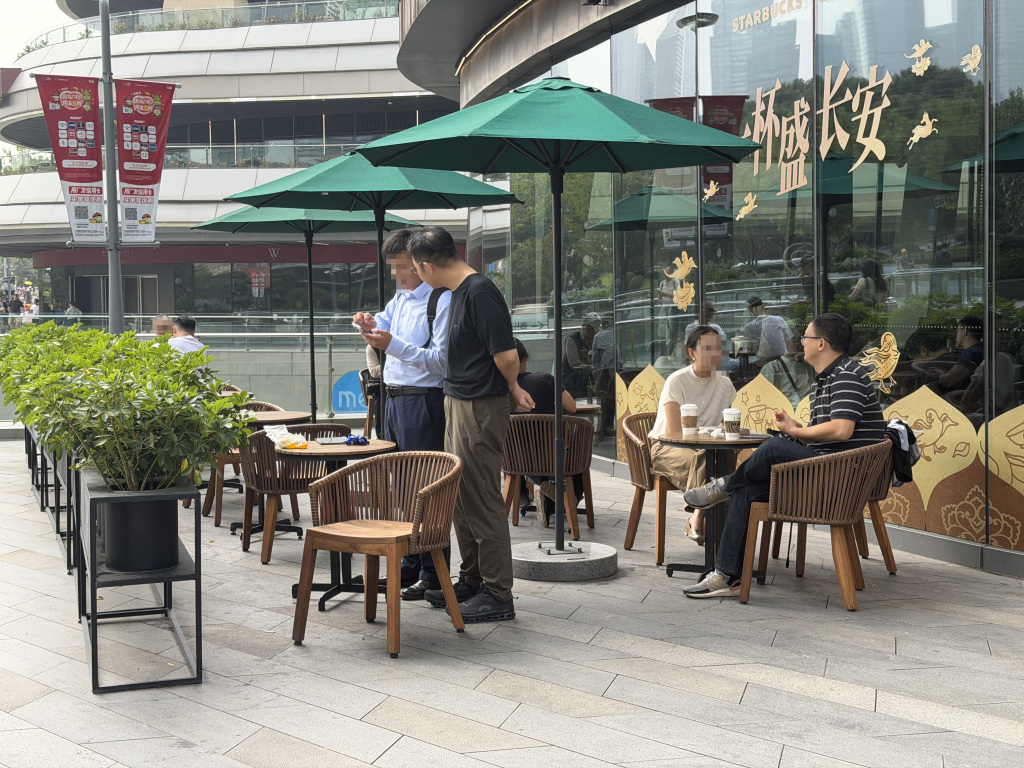 星巴克将推行“消费入座”?店员称本周实施,消费者看法不一
