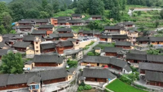 湖南贵州重庆3省交界处的一座云端苗寨，年吸引88万人参观，18个溶洞串联成亚洲第一奇洞