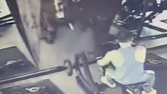 南京一健身房镜子连续倾倒砸中会员头部，门店接受采访称“跟你有什么关系”