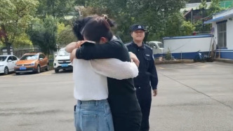30年后，云南宣威一女子和姐姐在派出所重逢