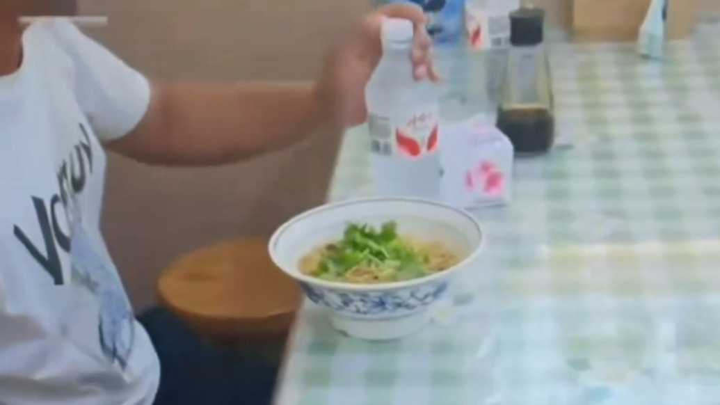 落魄小伙想洗碗打杂换碗面吃,店主免费管饱:我也创业多年,深知在外打拼的不易
