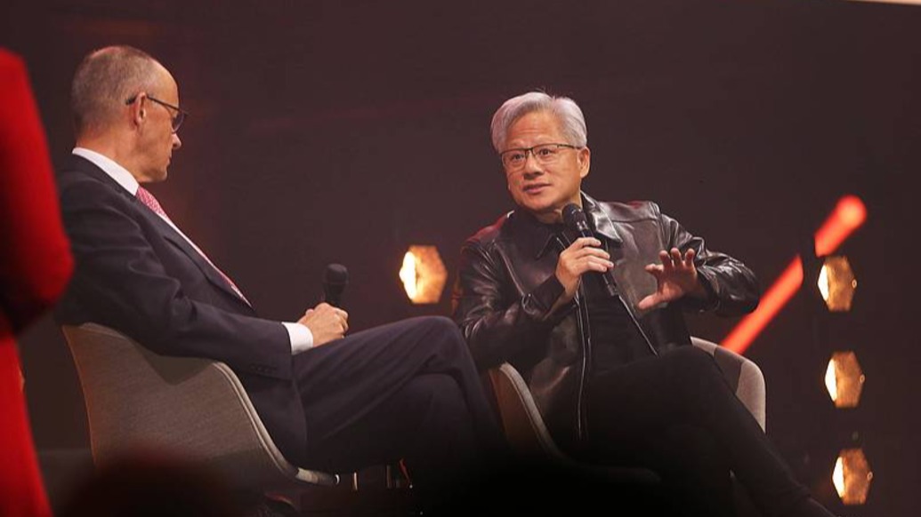 黄仁勋“教育”英德:发展AI别想太多 ,“你们光动口不动手”