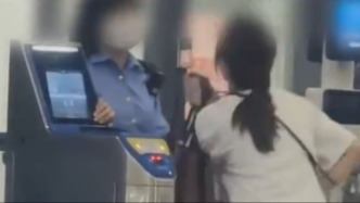 官方通报“女子迟到错过检票下跪哀求”：列车已停止检票，按规定未予放行
