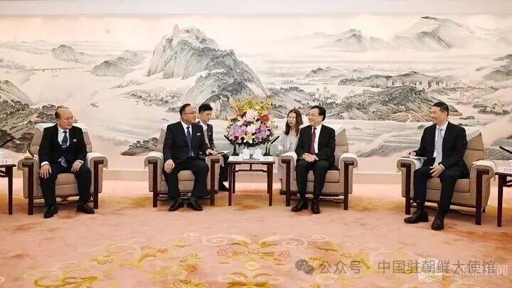 信长星刘小涛会见朝鲜江原道代表团