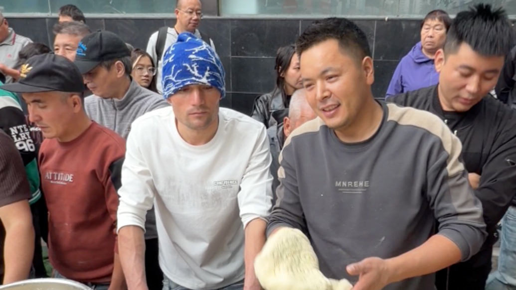 西安“阿达西”打馕走红,师傅从乌鲁木齐赶来帮忙:他当时学了3年,“性格实在,比较内向”
