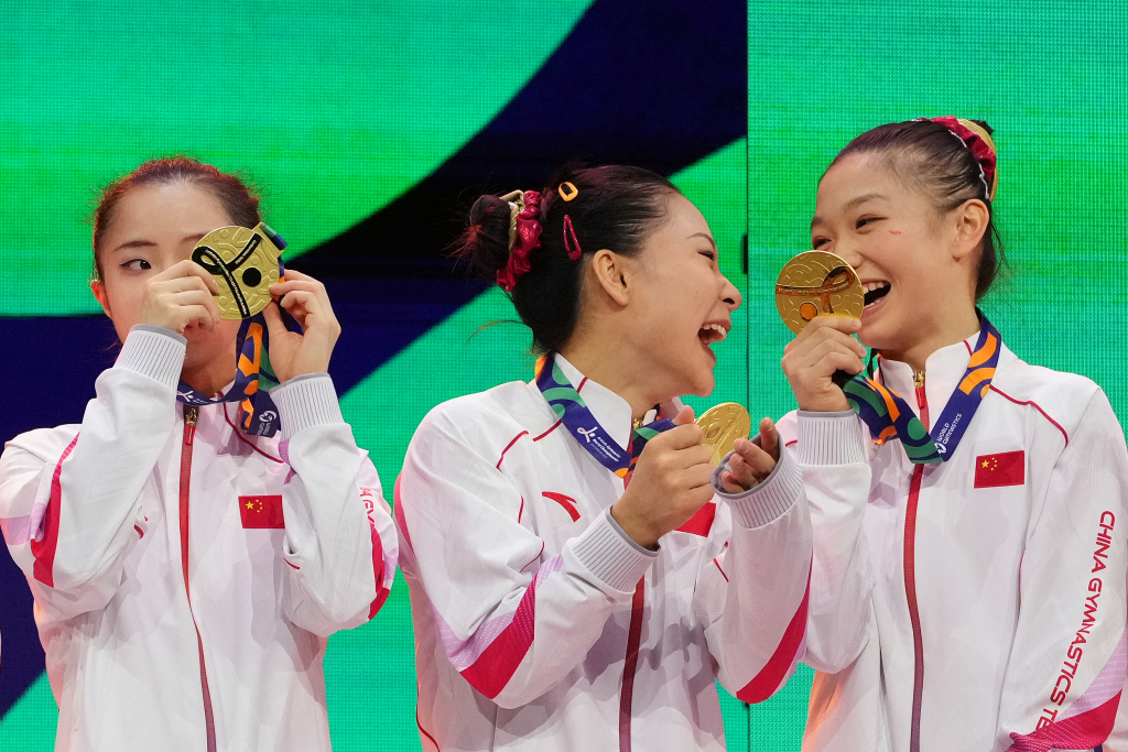 中国体操女队敢拼才会赢!世锦赛夺金背后,是坚持与热爱