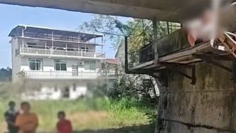 男孩被困铁路桥下方平台，小伙伴们用电话手表报警，拼命蹬车为消防引路营救同伴