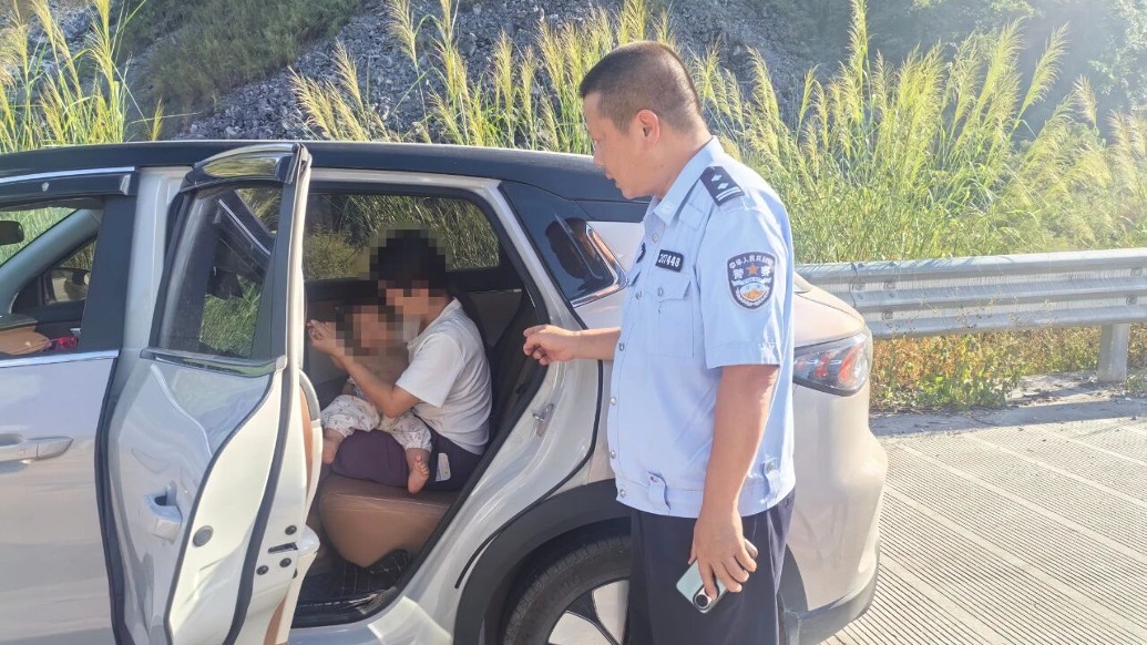 警灯为生命亮起！家长带着烫伤孩子求助，柳州交警45分钟疾驰46公里护送就医