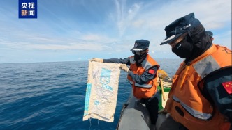 菲律宾非法“坐滩”船只周边海域出现大量垃圾，中国海警组织打捞