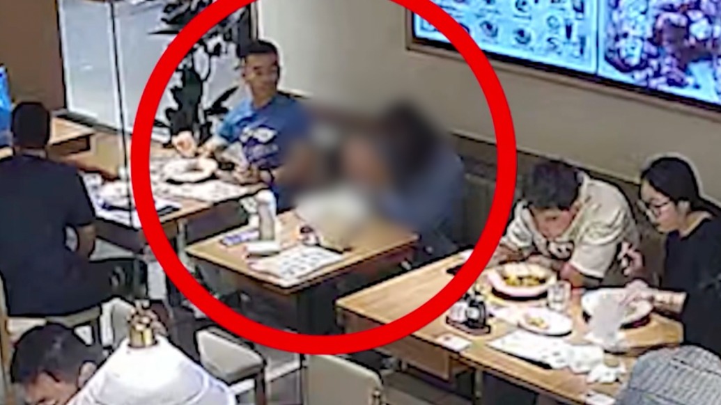 幼童在餐厅内突发疾病,两名武警战士出手相助,事后家长送锦旗致谢