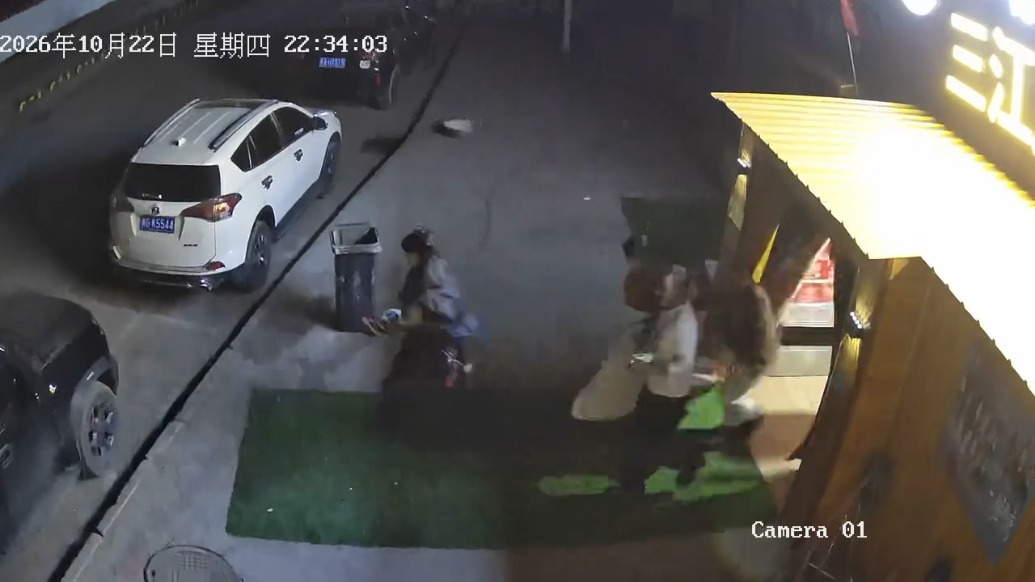巴青县7级地震超市老板驱车上山过夜:通知不要留在家中,民警都在维持秩序