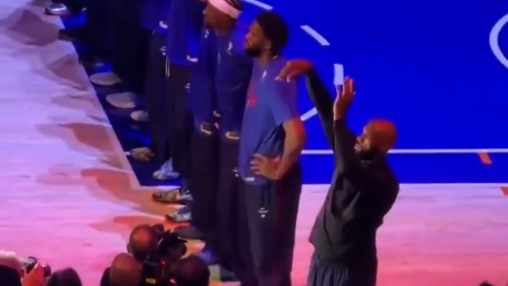 特朗普炮轰NBA球星詹姆斯：国歌仪式期间行为不敬，道歉！