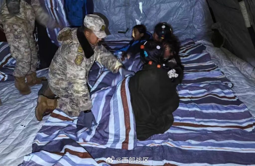 第1现场｜无人机俯瞰震后西藏巴青，搜救在每一声呼喊中争分夺秒