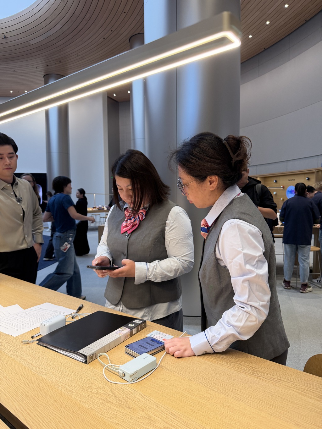 iPhone Duo正式开售:货源供应好于预期,溢价已“腰斩”至2000元