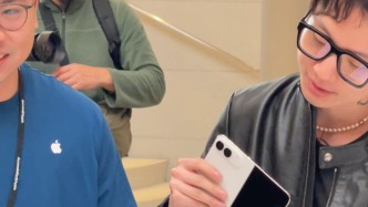 实拍iPhone Duo首发：首批机主谈为何选择购买，二手溢价大幅回落