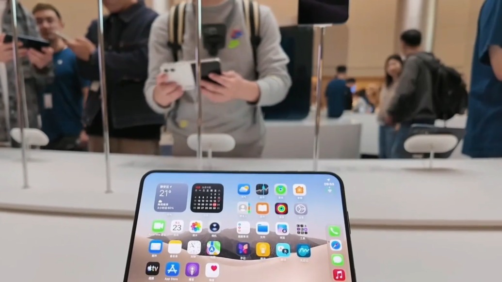 iPhone Duo上市首日,线下门店体验者:折痕不明显,价格劝退“学生党”