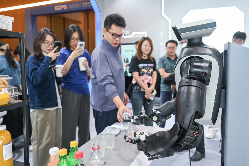 魔都眼｜“小朋友更有创造力”，全球开发者先锋大会来了个五年级学生