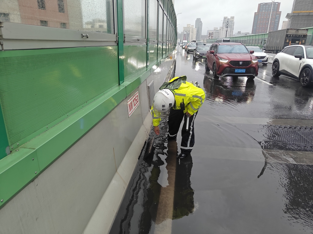 台风“蔷琵”给上海带来风雨影响，周五晚高峰部分路段车辆缓行