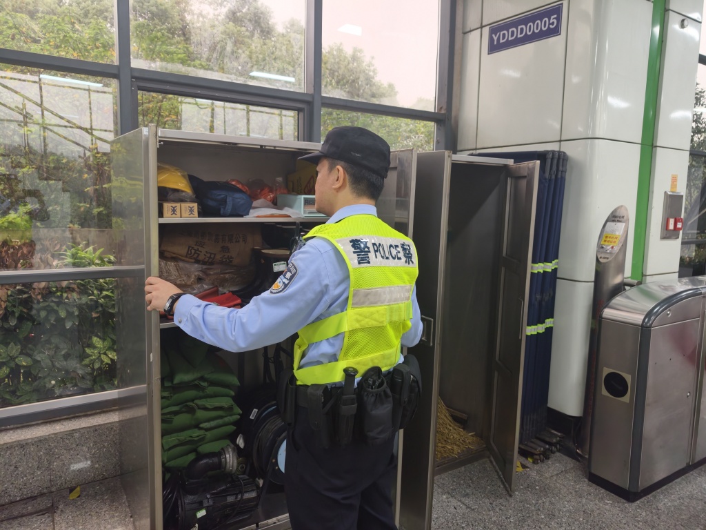 台风“蔷琵”给上海带来风雨影响，周五晚高峰部分路段车辆缓行