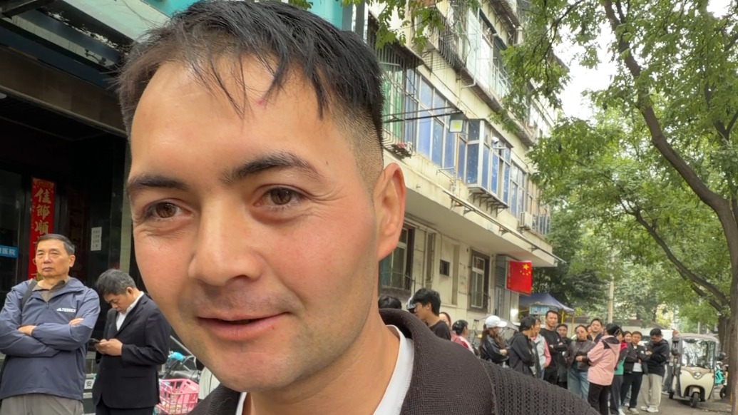 打馕“阿达西”的哥哥从家乡喀什赶往西安:临行前妈妈嘱咐“很担心弟弟,你过去帮帮他 ”