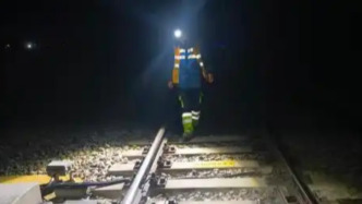 西藏巴青地震波及青藏铁路，格拉段扣停旅客列车上午8时已限速恢复运行