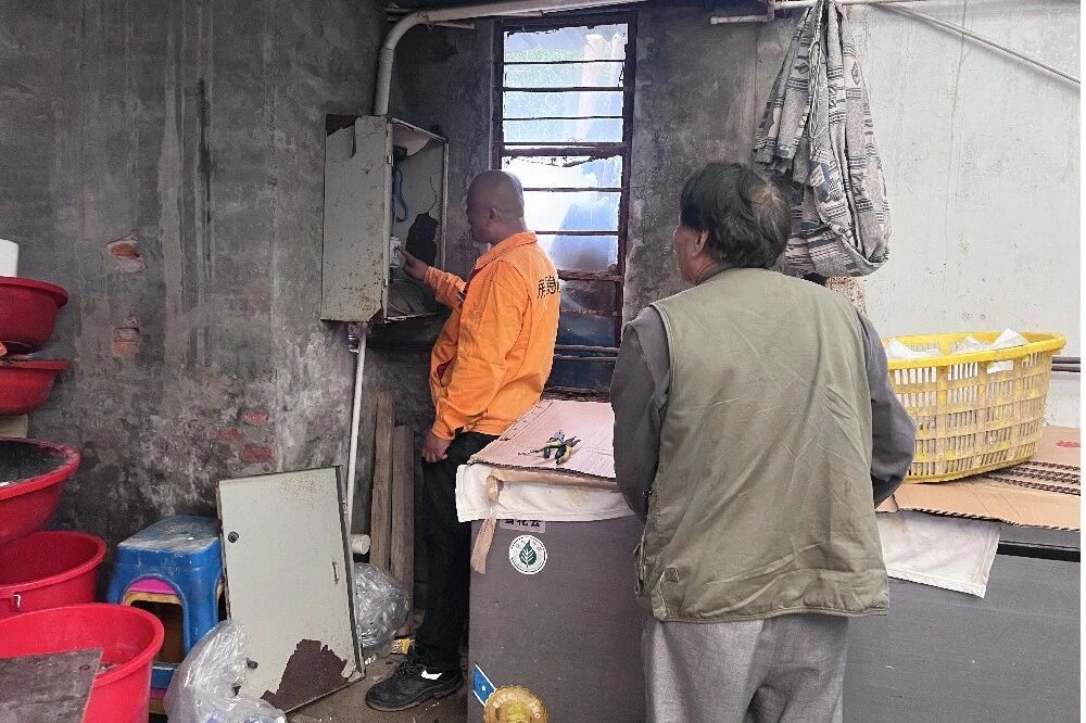 台风“蔷琵”逼近，这些临海小区有一群风雨中的“敲门人”