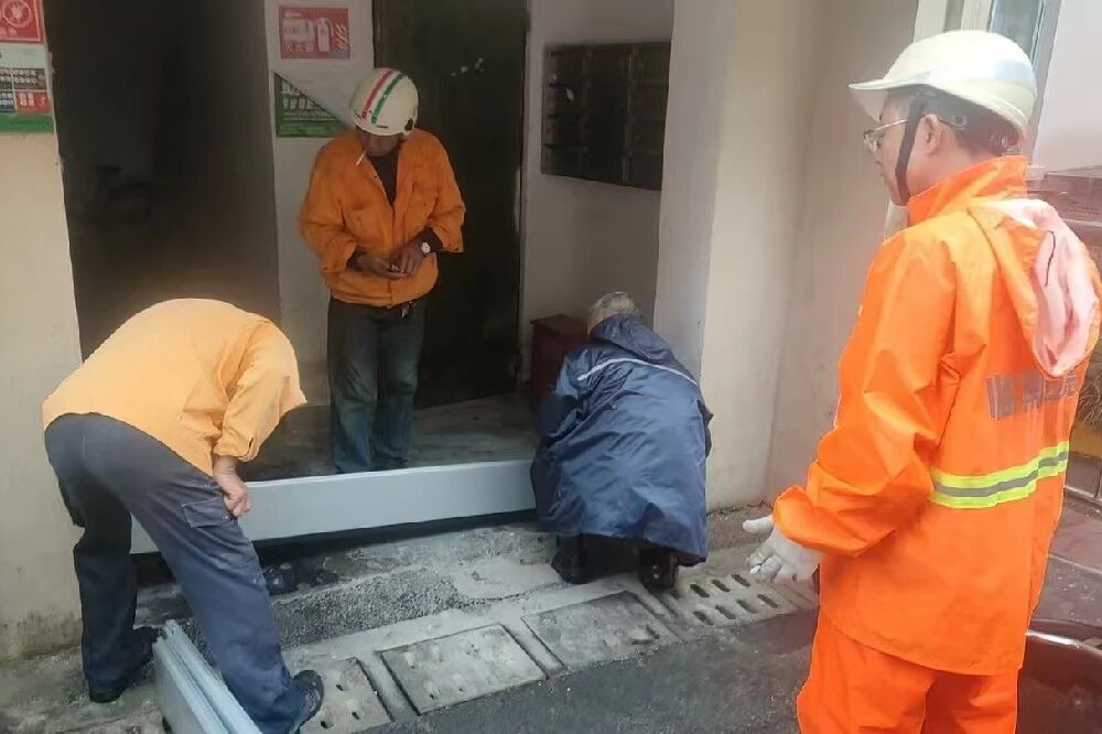 台风“蔷琵”逼近，这些临海小区有一群风雨中的“敲门人”
