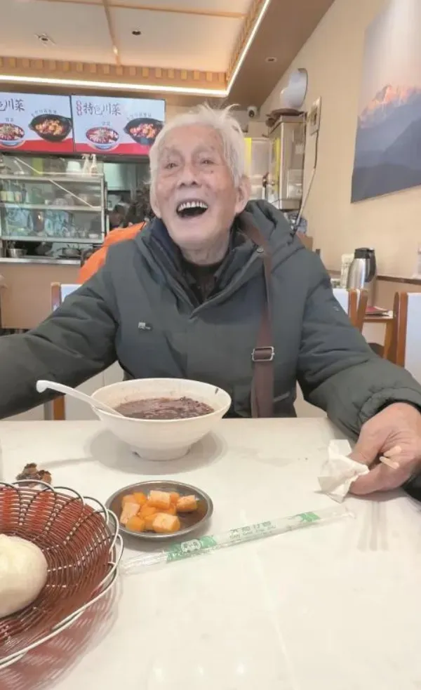 94岁谭爷爷独自进藏旅行归来：愿回母校上海交大再看看