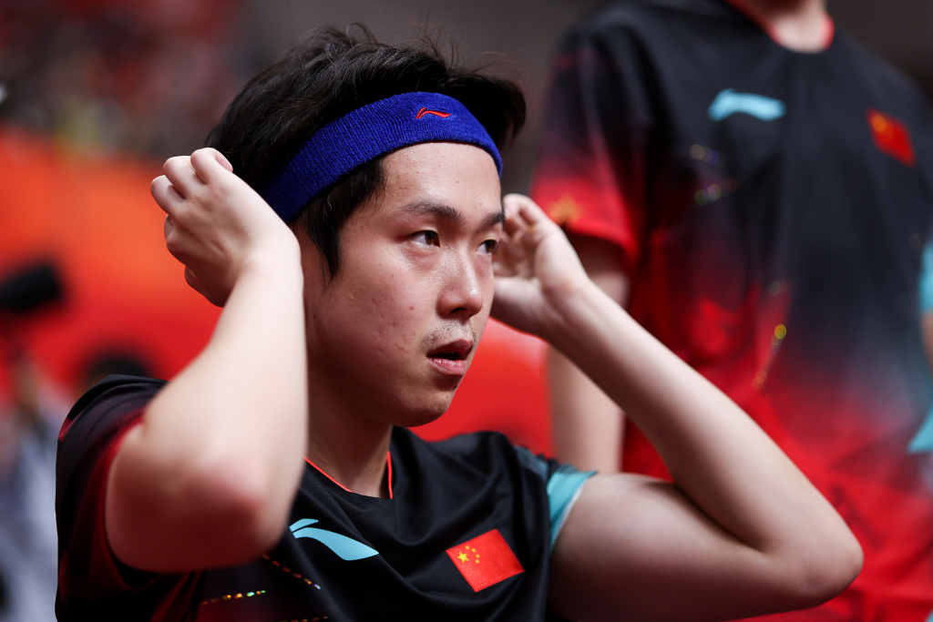 体坛联播|孔帕尼晕倒被送医,C罗进球引发乌龙球争议