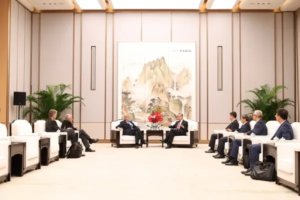 王毅会见美国亚洲协会董事会共同主席桑顿、《纽约时报》专栏作家弗里德曼