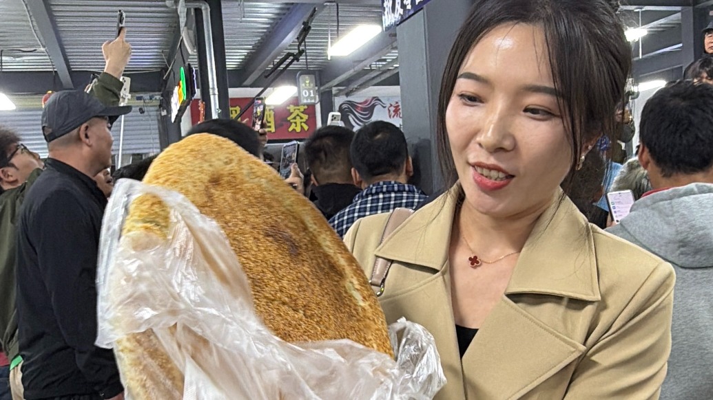 西安打馕“阿达西”走红：有大学生骑车20多公里专程赶来，有市民自发给大家写号维护秩序