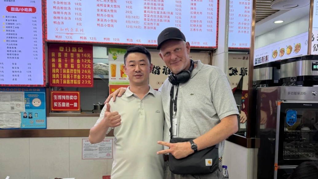 剧场旁的汤包店又收到了德国导演的赠票