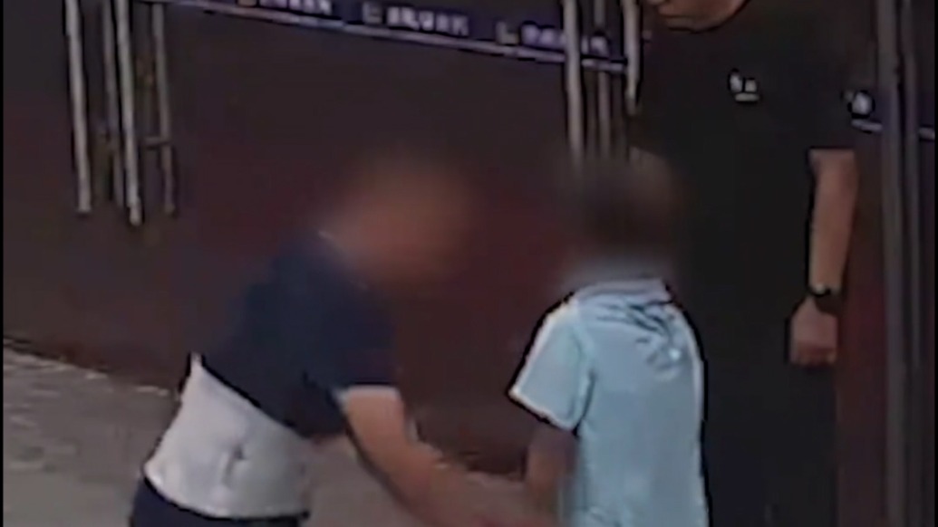 湖北宜昌一小男孩偷拿超市饮料藏衣服下,父亲发现后送到派出所“自首”