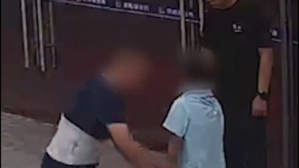 湖北宜昌一小男孩偷拿超市饮料藏衣服下，父亲发现后送到派出所“自首”