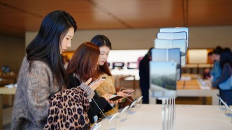 iPhone Duo黄牛行情“高开低走”，上市四日溢价空间已缩至数百元