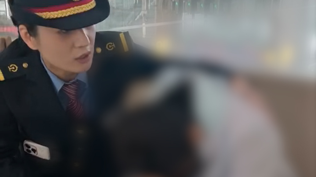 女孩候车时接到母亲离世噩耗崩溃痛哭,西安东站值班员拥抱安抚