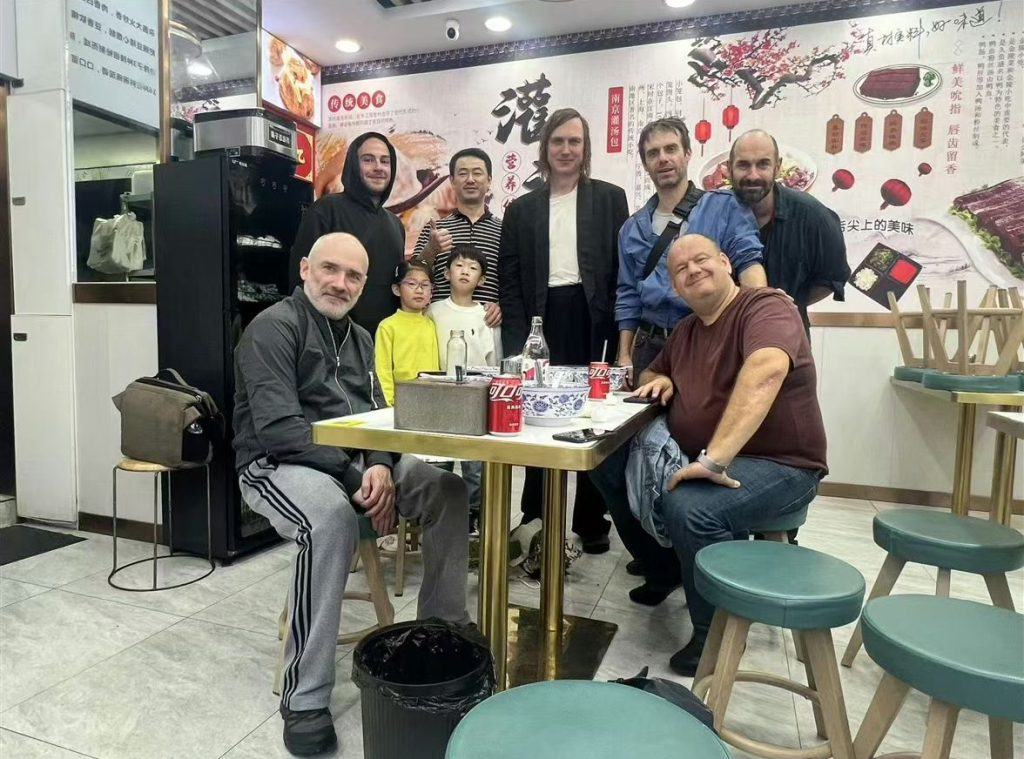 剧院边上开汤包店的汪老板又收到了欧洲顶流导演的招待票