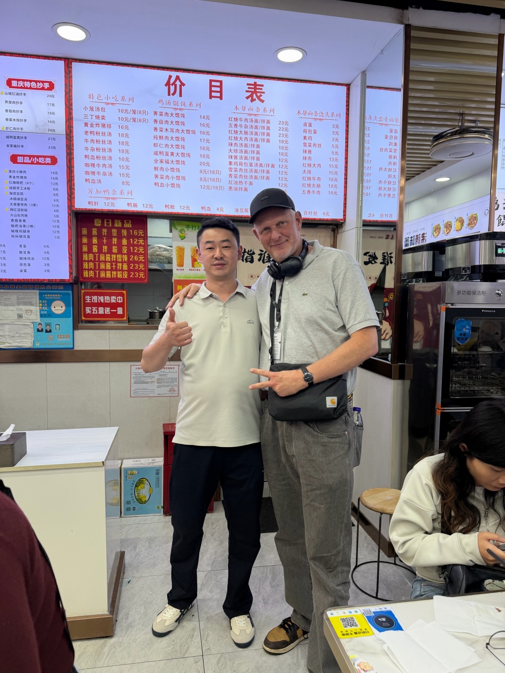 剧院边上开汤包店的汪老板又收到了欧洲顶流导演的招待票