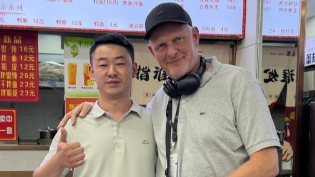 剧院边上开汤包店的汪老板又收到了欧洲顶流导演的招待票