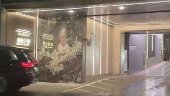 “南京3000万豪宅地库出入口在隧道”引关注，开发商曾回应：开盘起就通过《不利因素告知书》、沙盘等提示