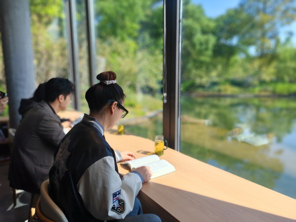 5元一杯茶,临湖伴书香,书店开进70年杨浦公园老茶室
