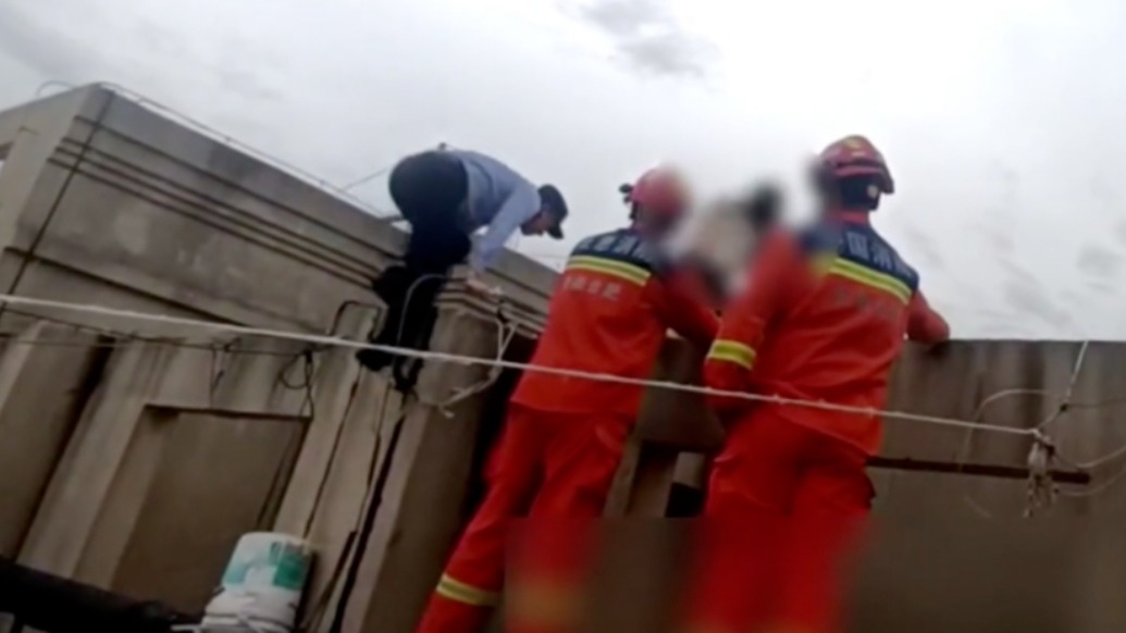 “没有过不去的坎”!女子情感受挫欲轻生,安徽合肥民警瞅准时机飞身施救