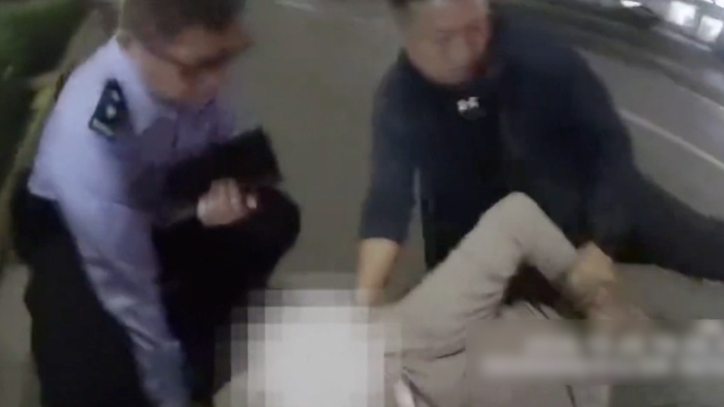 下班陪妻子遛弯，河北邢台民警“顺便”抓住一名在逃人员