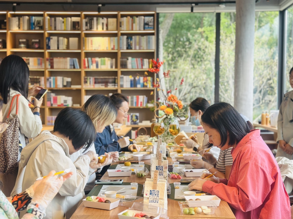 5元一杯茶,临湖伴书香,书店开进70年杨浦公园老茶室